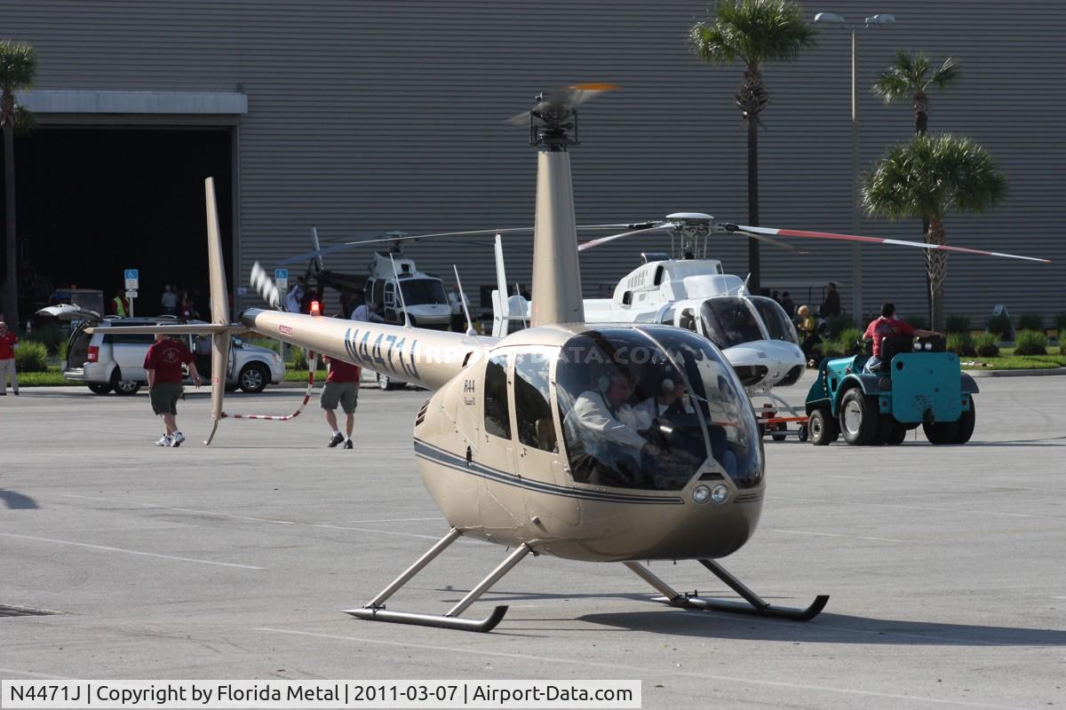 N4471J, Robinson R44 II C/N 13106, Robinson R44 leaving Heliexpo Orlando