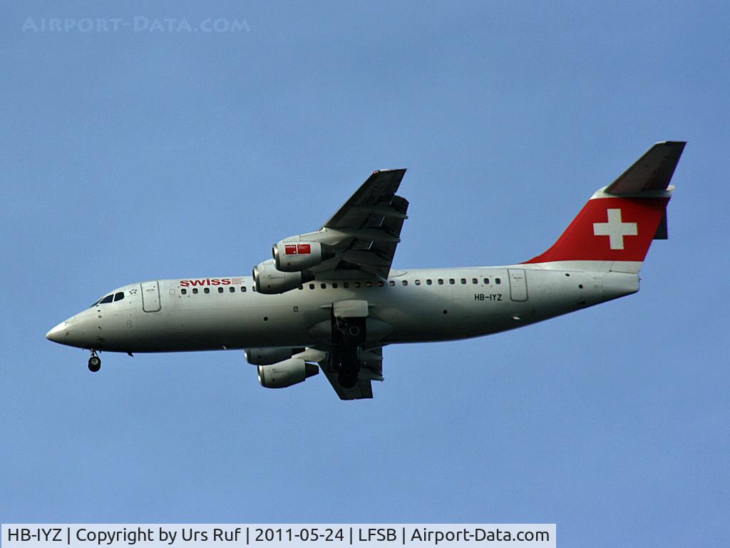 HB-IYZ, 1998 British Aerospace Avro 146-RJ100 C/N 0338, landing runway 33