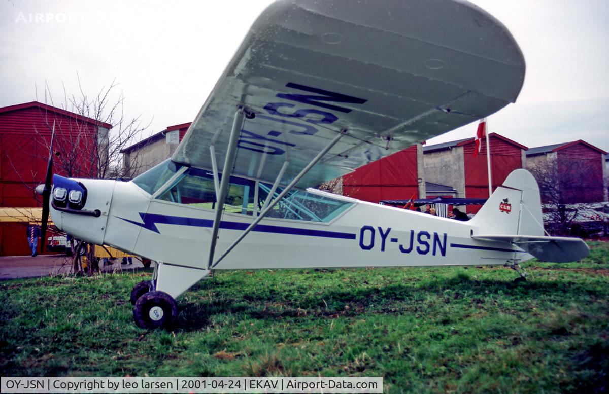OY-JSN, 1940 Piper J3C-65 Cub C/N 5368, Avedoere Air strip outside Copenhagen 24.4.01
ex N311PB