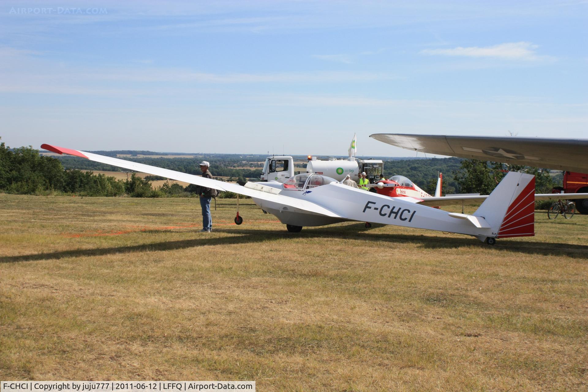 F-CHCI, Scheibe SF-25E Super Falke C/N 4329, on display at La Ferté Alais
