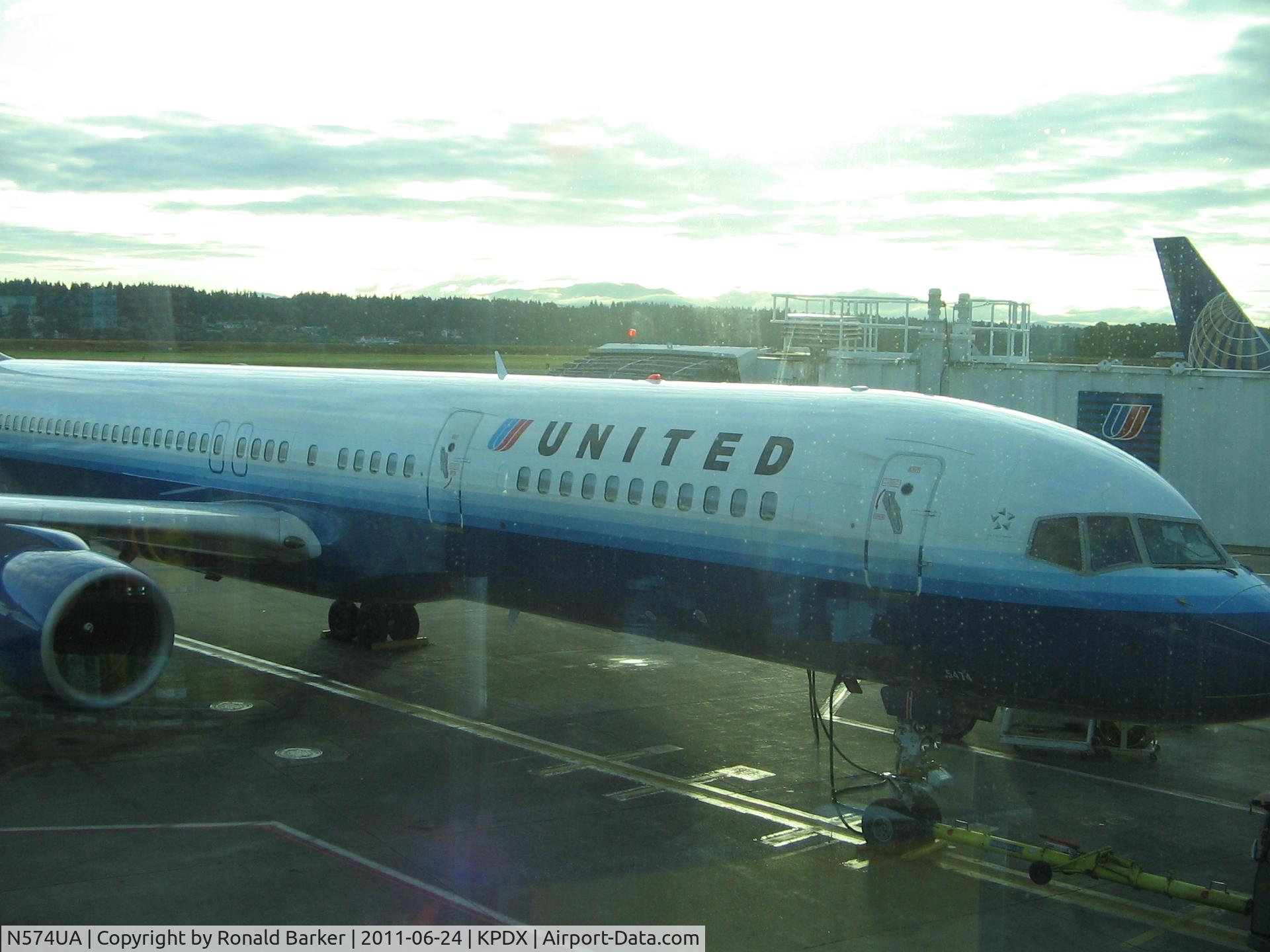 N574UA, 1992 Boeing 757-222 C/N 26686, Portland