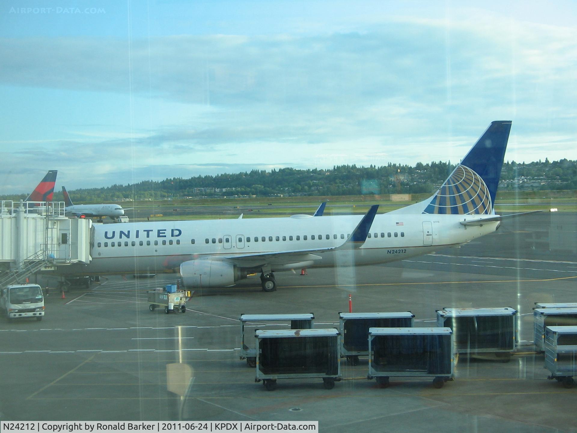 N24212, 1998 Boeing 737-824 C/N 28772, Portland