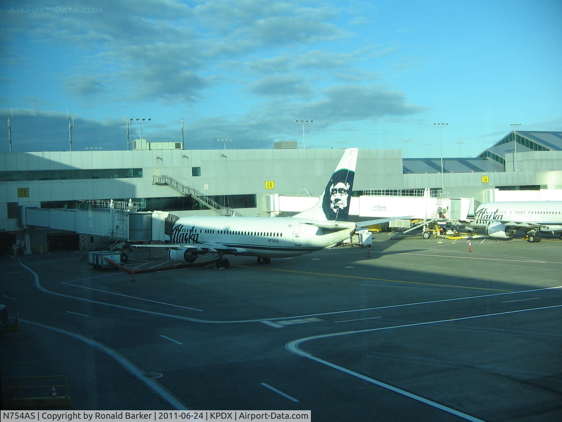 N754AS, 1992 Boeing 737-4Q8 C/N 25095, Portland