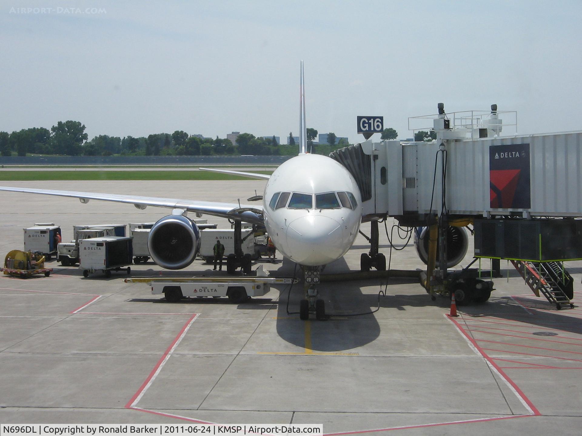 N696DL, 1999 Boeing 757-232 C/N 29728, Mn-St Paul