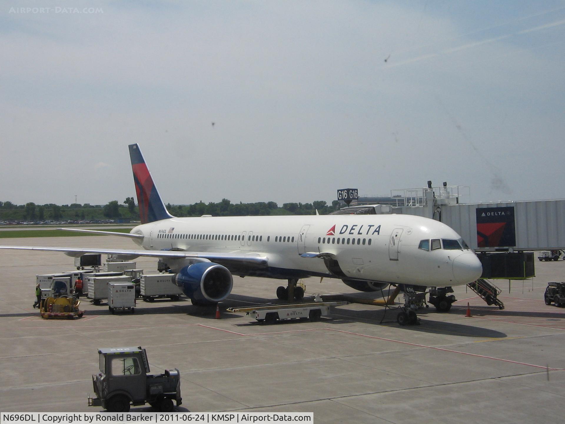 N696DL, 1999 Boeing 757-232 C/N 29728, Mn-St Paul