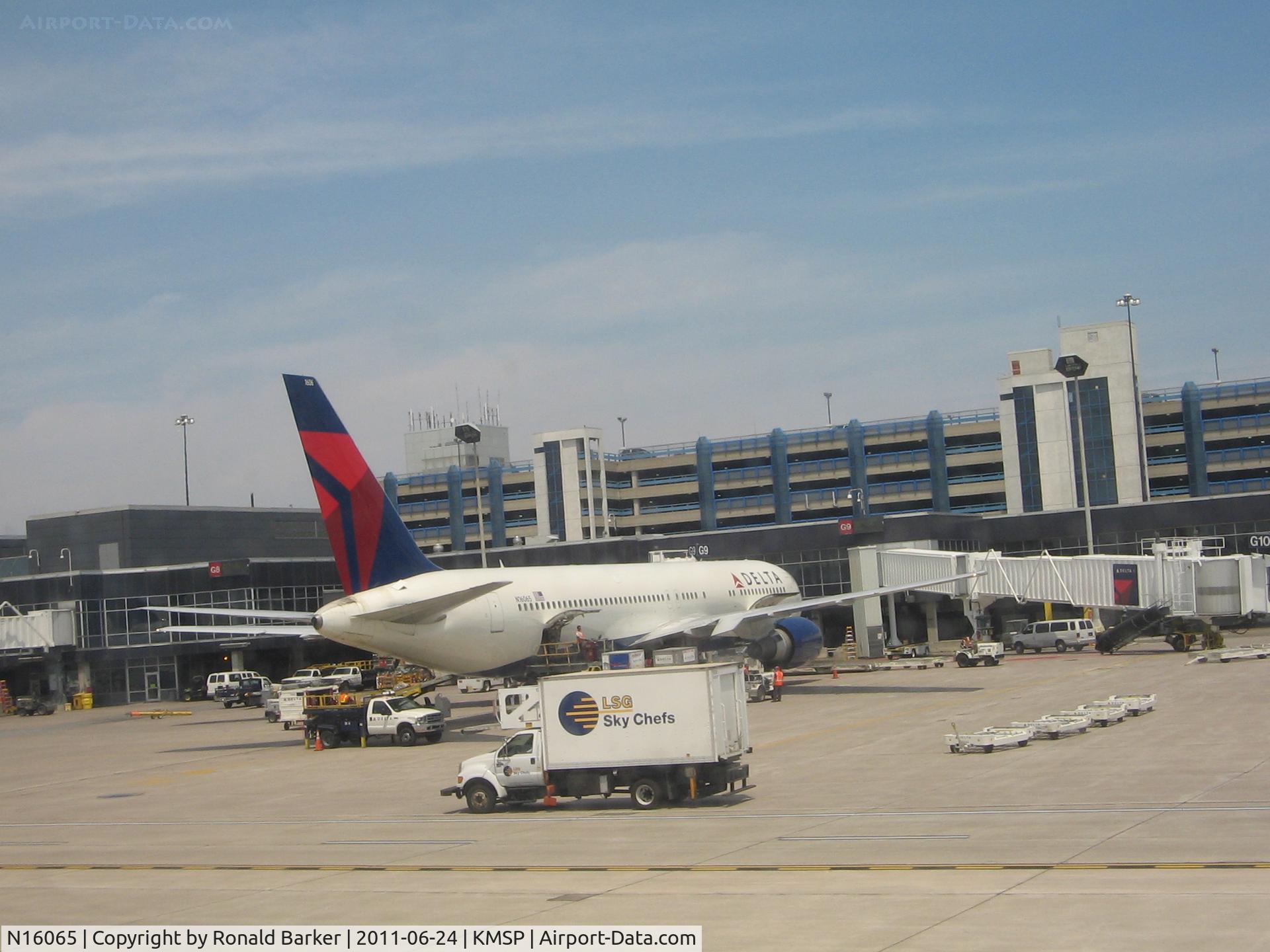 N16065, 1999 Boeing 767-332 C/N 30199, MN-St Paul