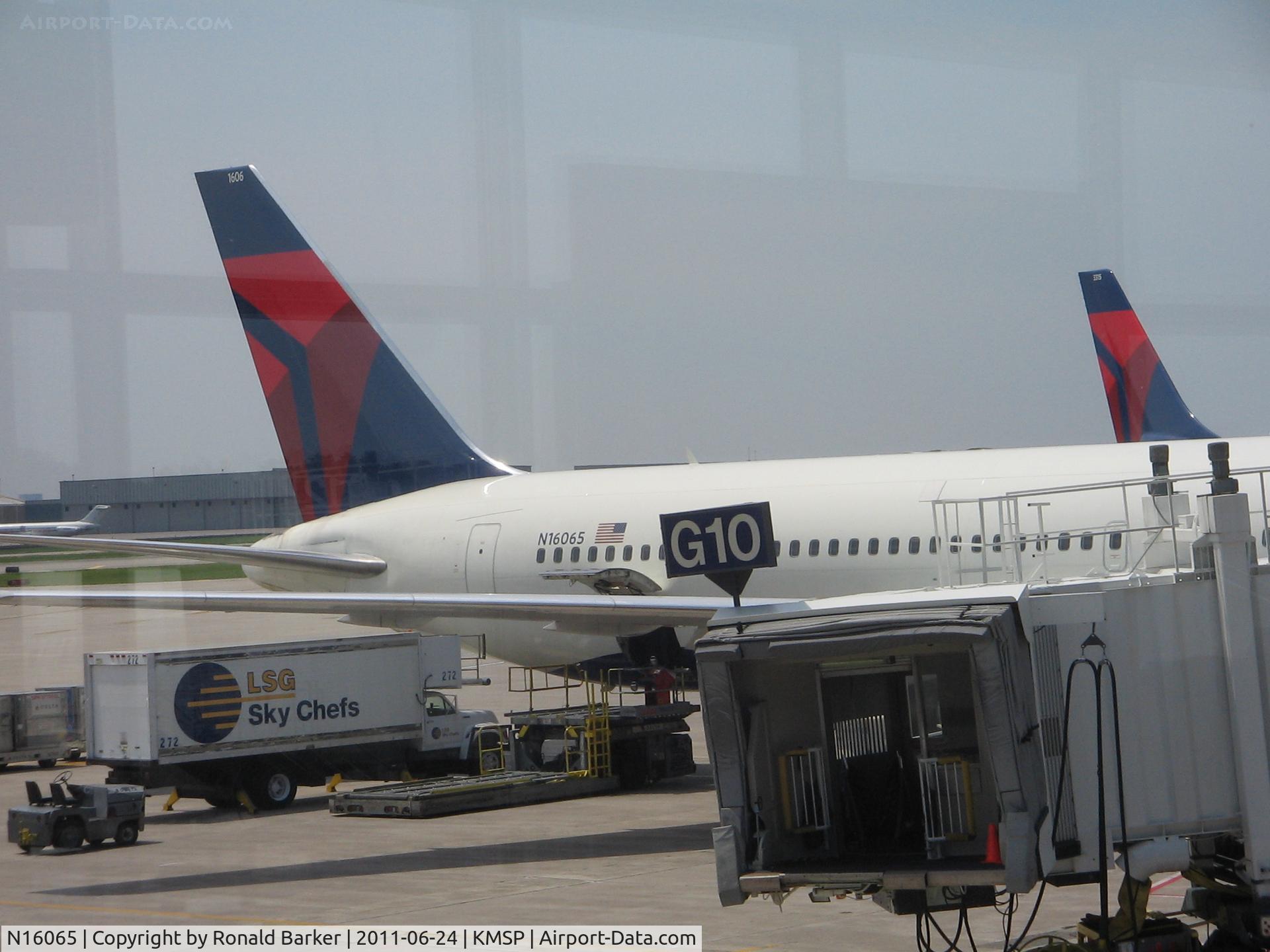N16065, 1999 Boeing 767-332 C/N 30199, MN-St Paul