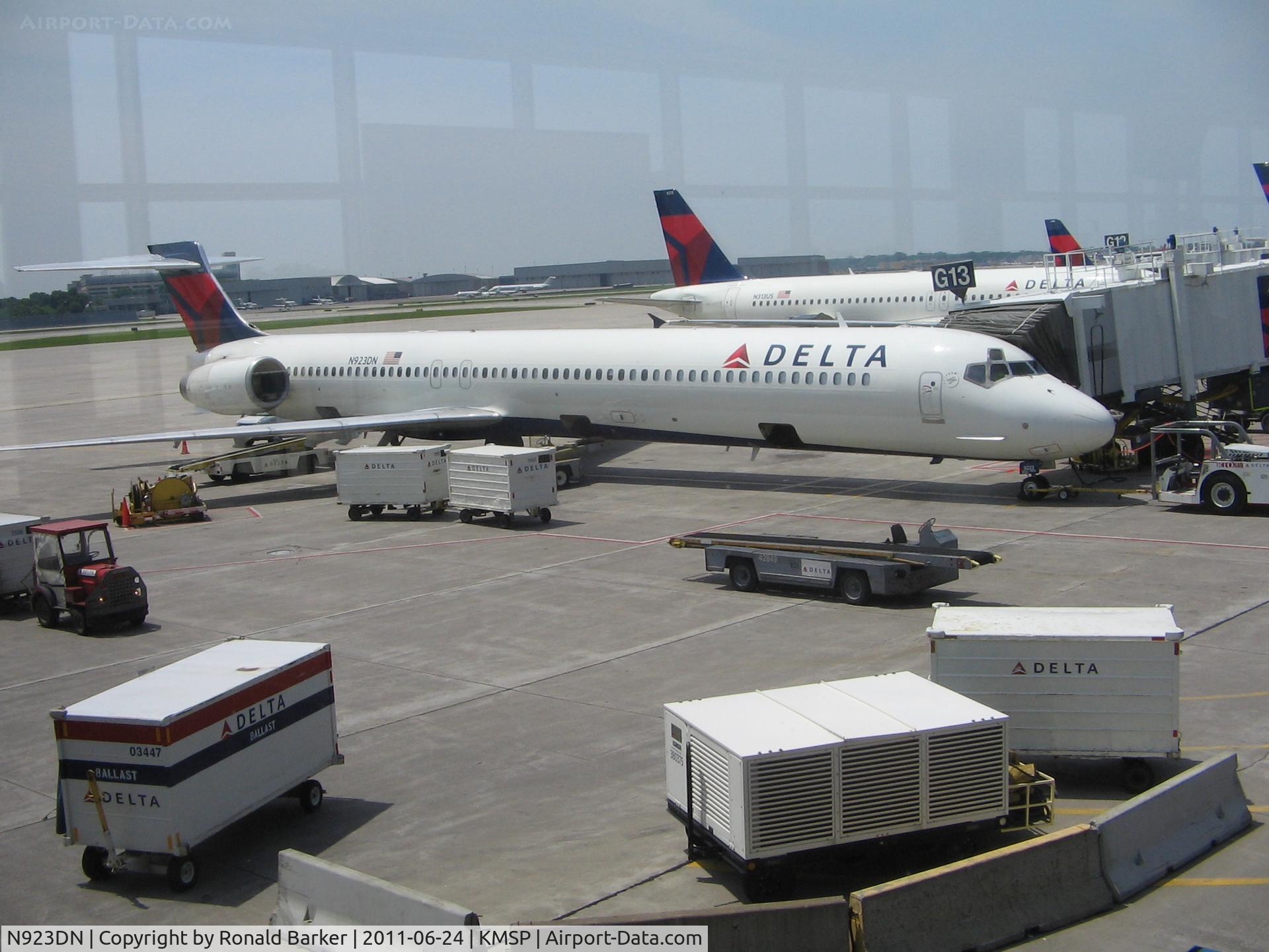 N923DN, 1998 McDonnell Douglas MD-90-30 C/N 53585, MN-St Paul