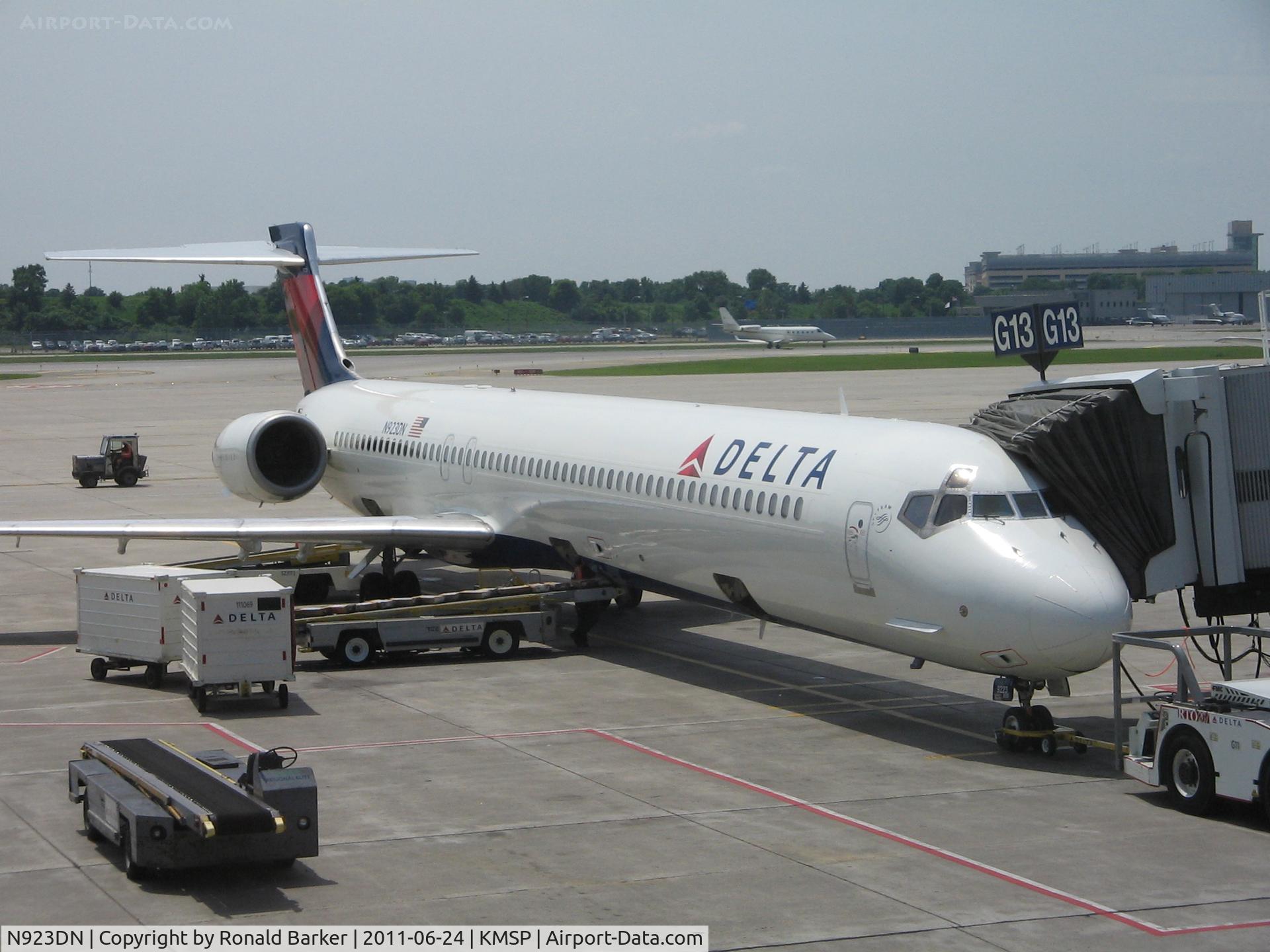 N923DN, 1998 McDonnell Douglas MD-90-30 C/N 53585, MN-St Paul