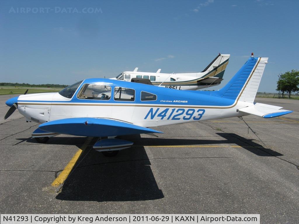 N41293, 1974 Piper PA-28-180 C/N 28-7405090, Piper PA-280-180 Cherokee Archer on the line.