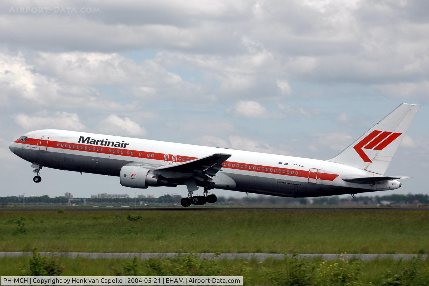 PH-MCH, 1990 Boeing 767-31A/ER C/N 24429, Martinair 767-300 taking off from Schiphol airport. Older colourscheme.