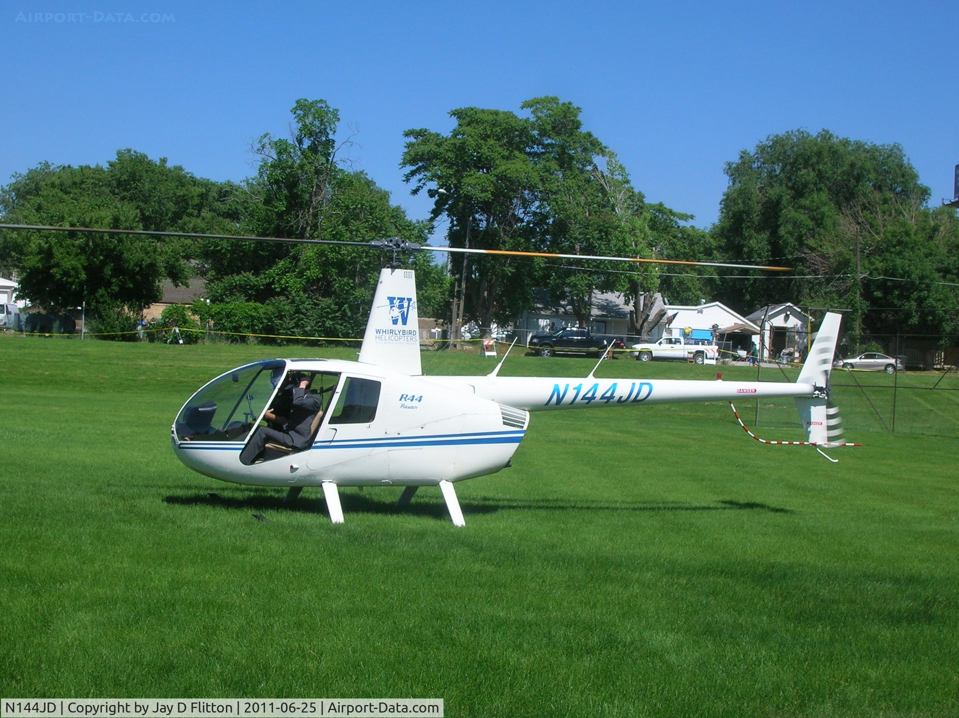 N144JD, 2000 Robinson R44 C/N 0938, Getting ready to takeoff from the park in Sunset, Utah