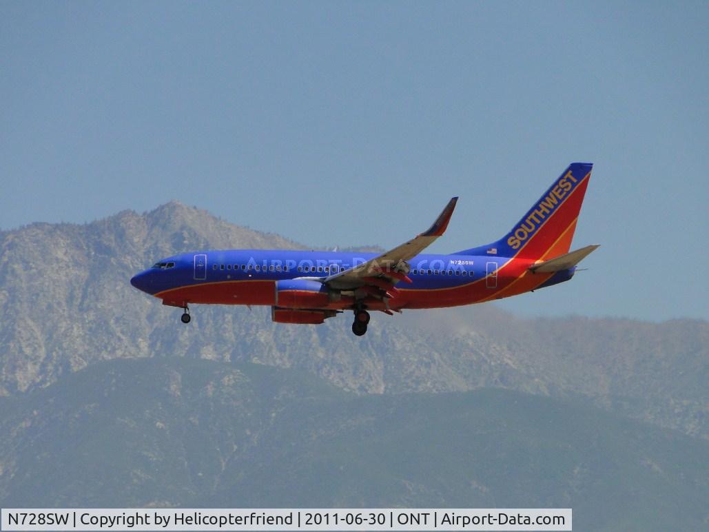 N728SW, 1999 Boeing 737-7H4 C/N 27860, On final to runway 26