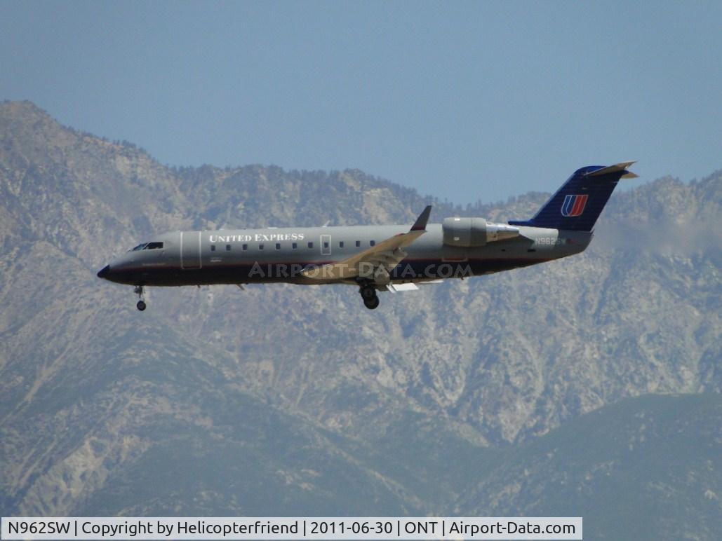 N962SW, 2003 Bombardier CRJ-200ER (CL-600-2B19) C/N 7859, United Express operated by Sky West on final to runway 26