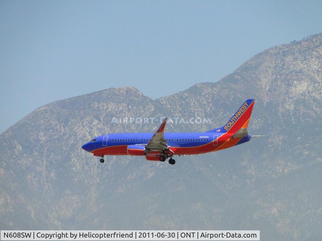 N608SW, 1995 Boeing 737-3H4 C/N 27928, On final to runway 26