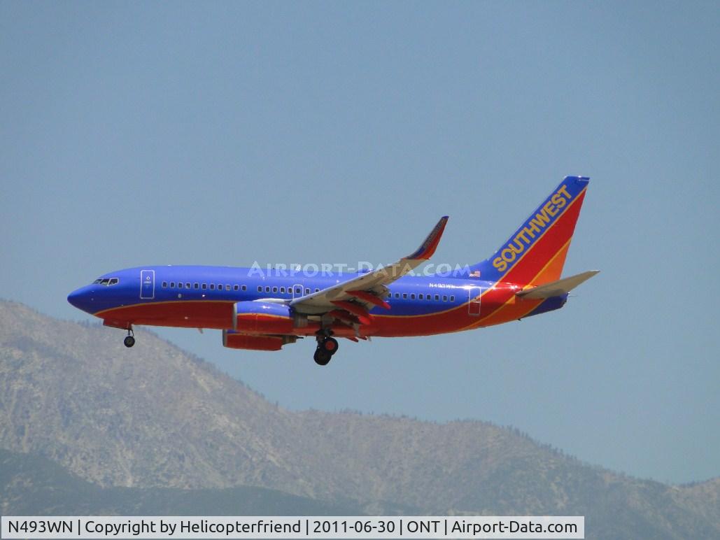 N493WN, 2004 Boeing 737-7H4 C/N 32477, On final to runway 26 with WII bubble ontop of fuselage