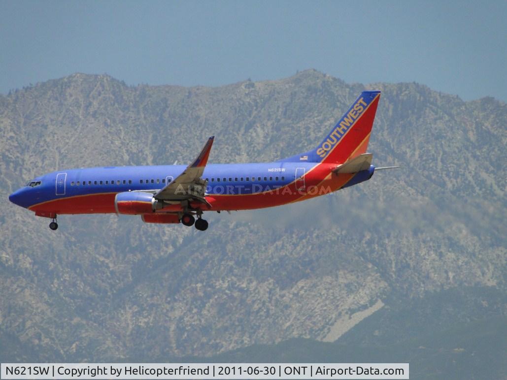N621SW, 1996 Boeing 737-3H4 C/N 28037, On final to runway 26L