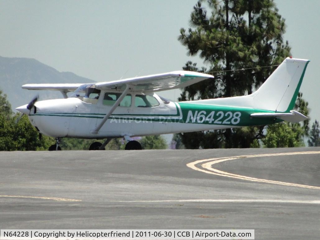 N64228, 1975 Cessna 172M C/N 17265105, Waiting turn for take off