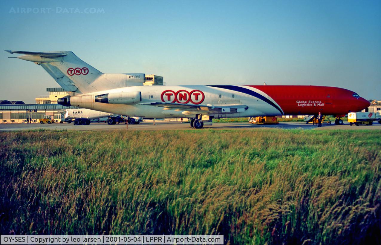 OY-SES, 1969 Boeing 727-251 C/N 19977, Oporto Portugal 4.5.01
myself as  active F/E on that aircraft