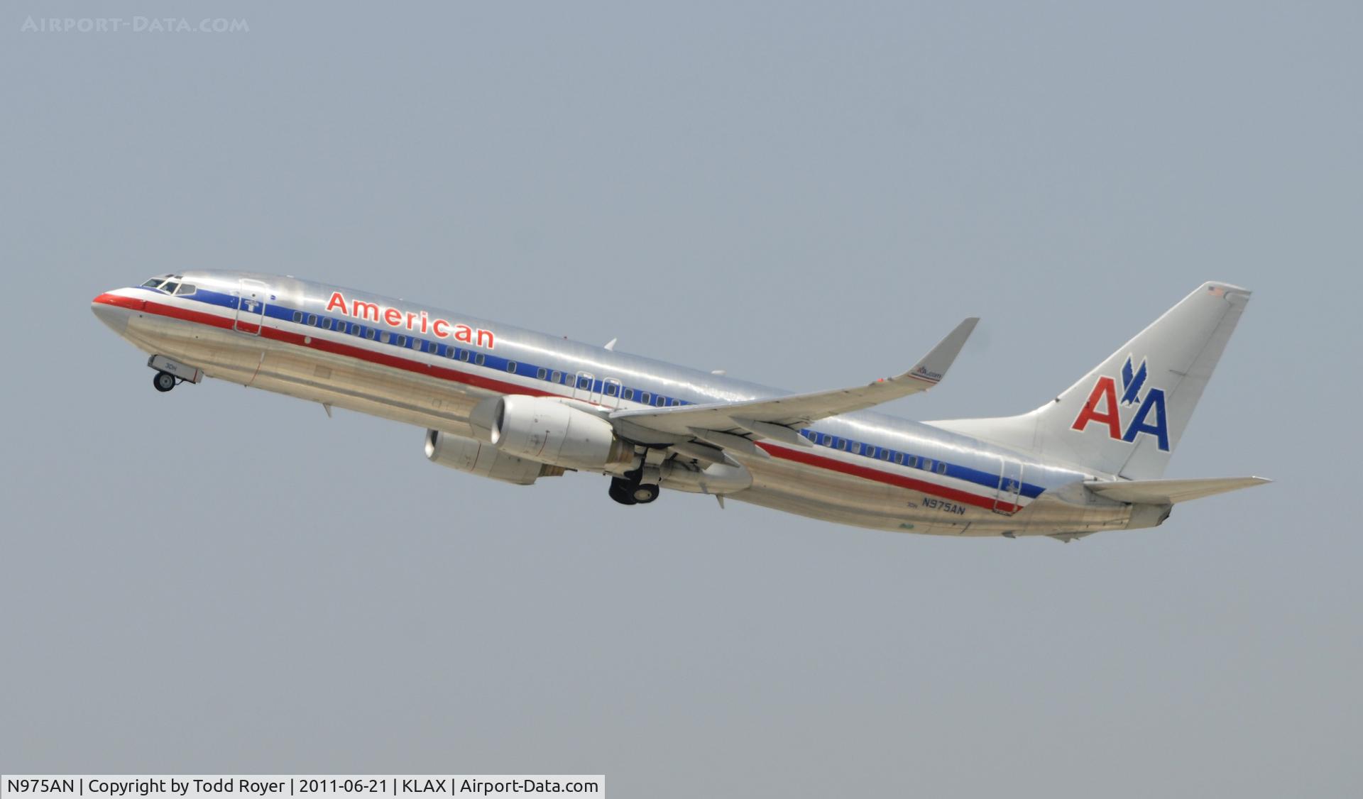 N975AN, 2001 Boeing 737-823 C/N 29549, Departing LAX