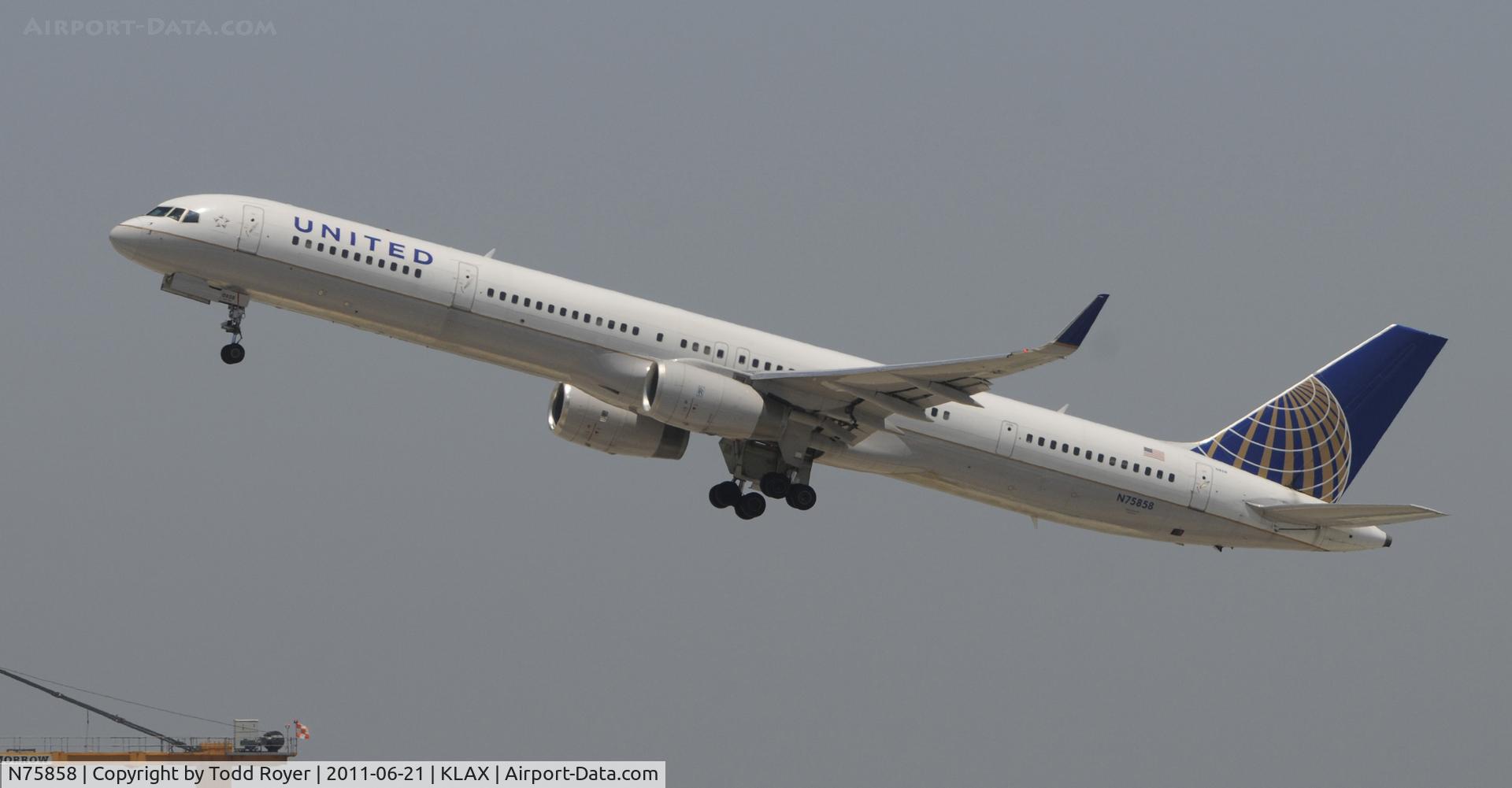 N75858, 2004 Boeing 757-324 C/N 32817, Departing LAX