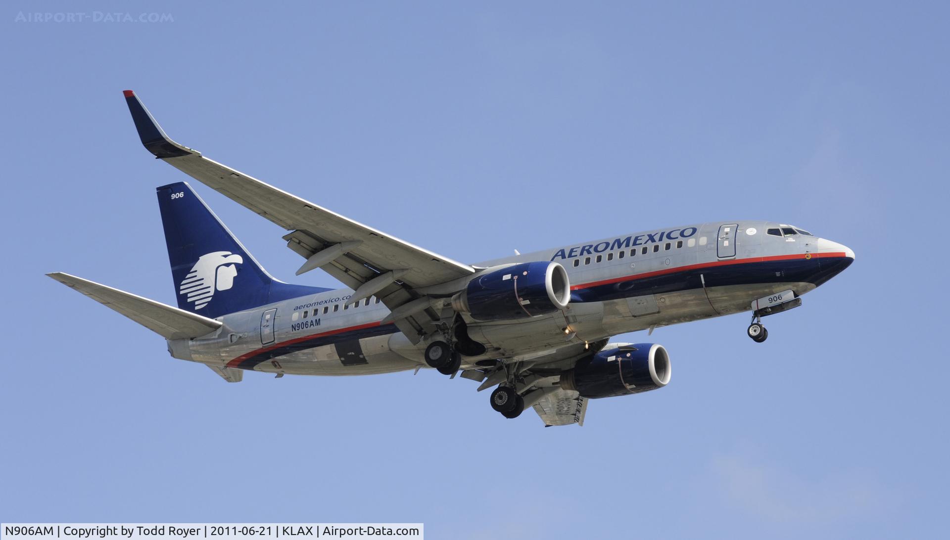 N906AM, 2004 Boeing 737-752 C/N 29356, Landing at LAX
