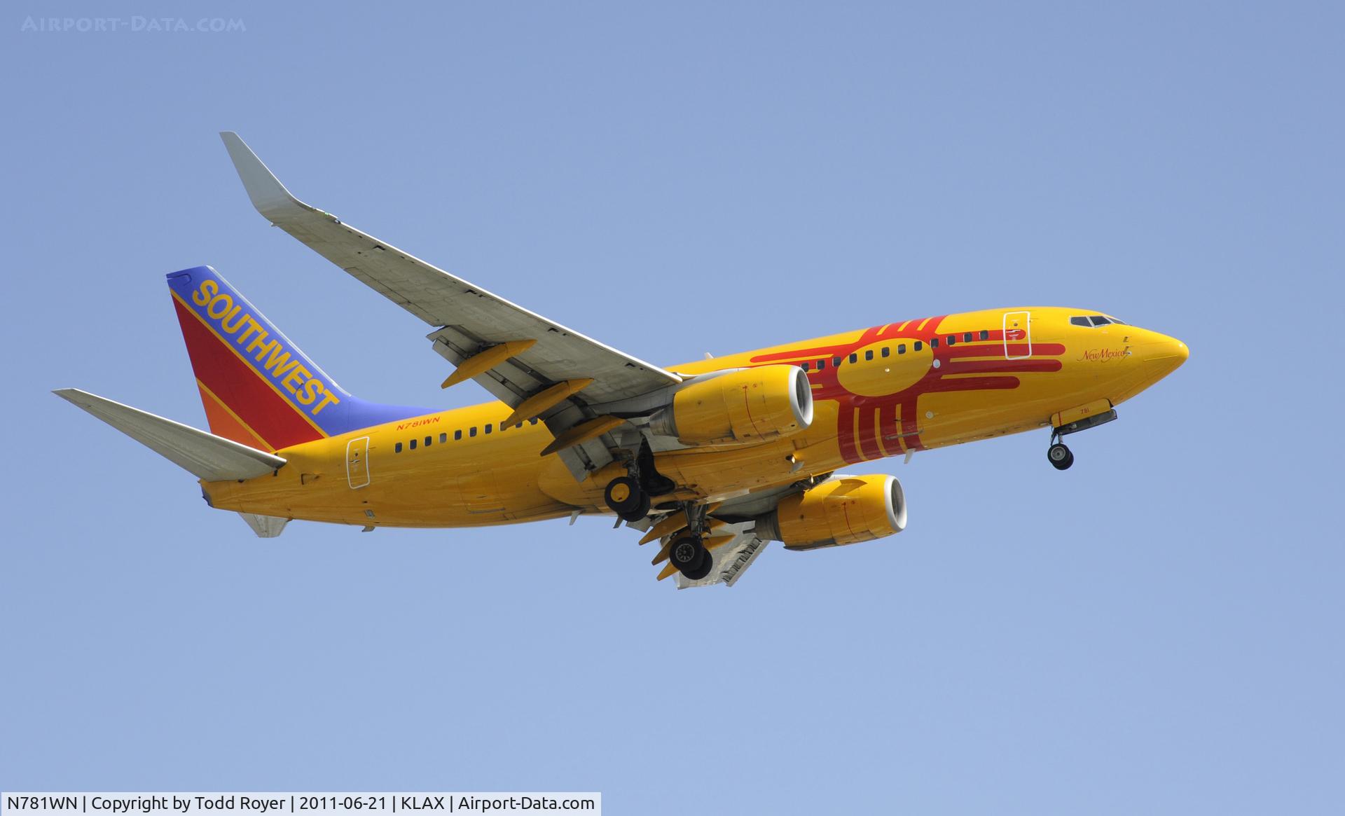 N781WN, 2000 Boeing 737-7H4 C/N 30601, Landing at LAX