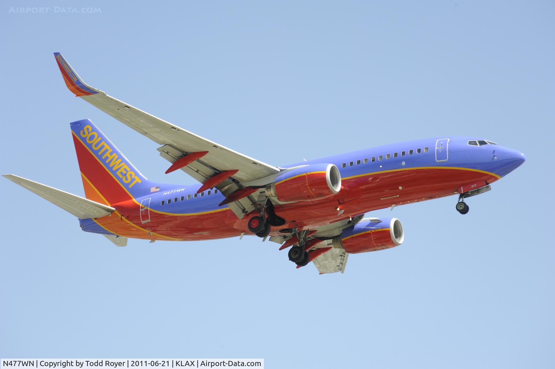 N477WN, 2004 Boeing 737-7H4 C/N 33988, Landing at LAX