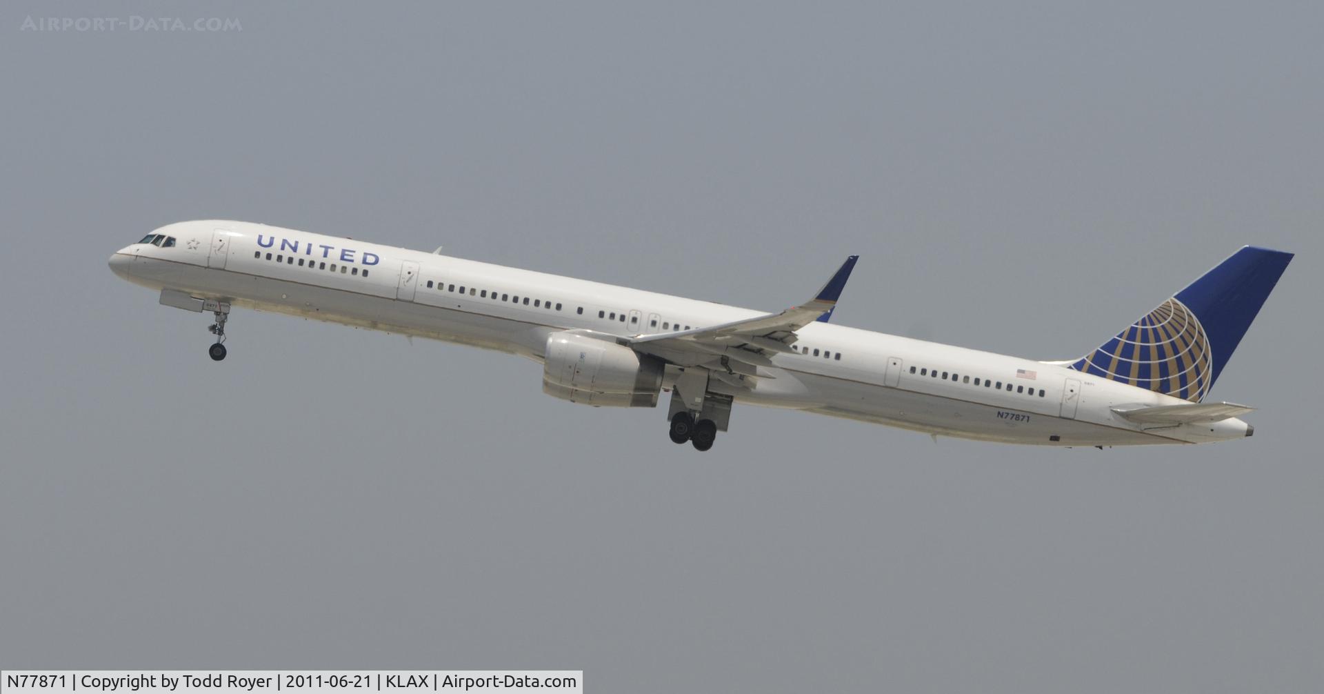 N77871, 2003 Boeing 757-33N C/N 33526, Departing LAX