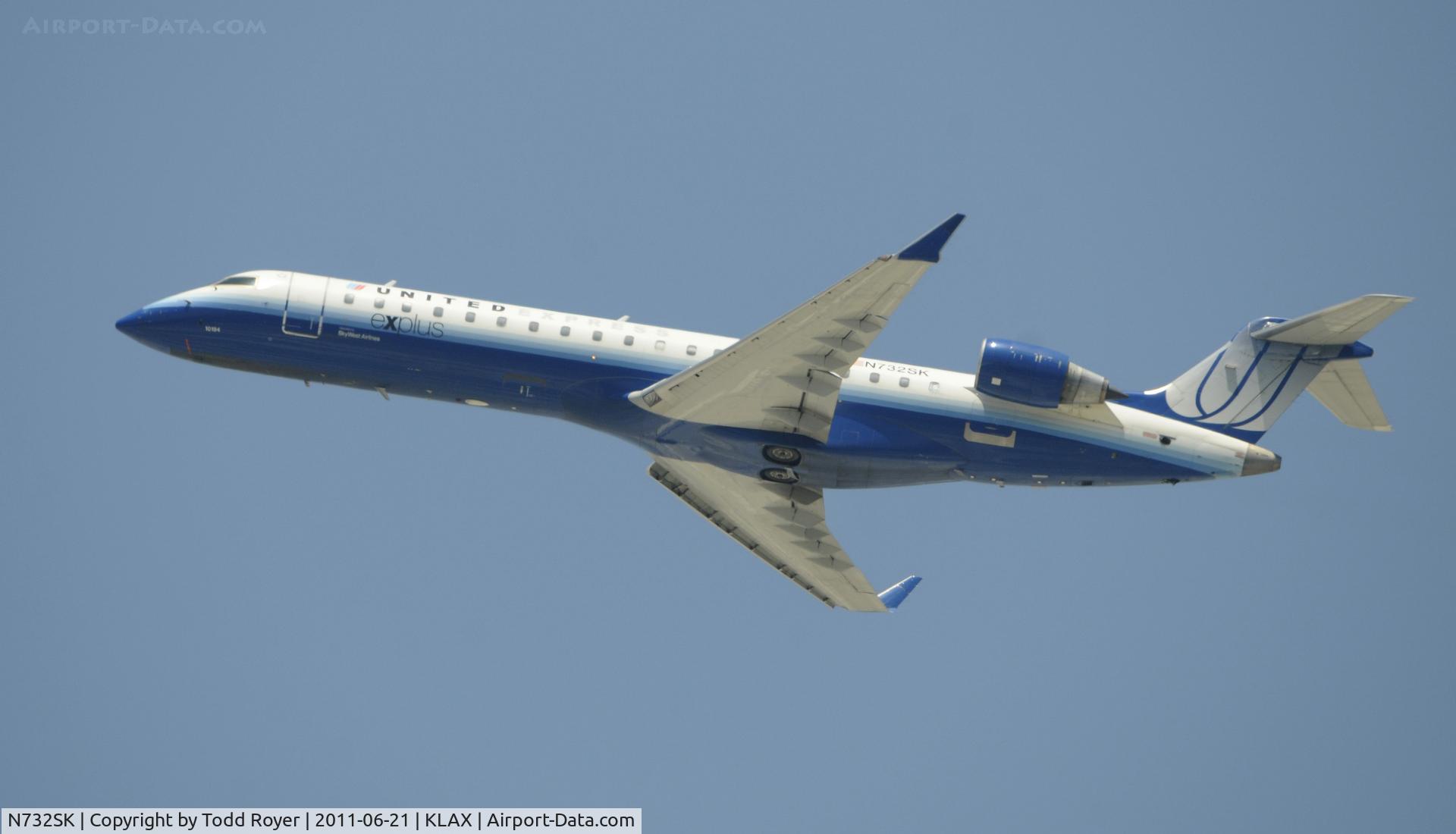 N732SK, 2005 Bombardier CRJ-700 (CL-600-2C10) Regional Jet C/N 10194, Departing LAX