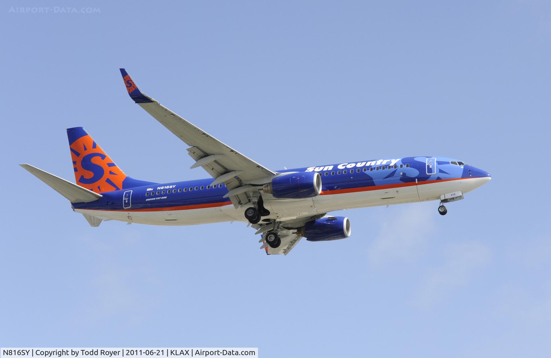 N816SY, 2001 Boeing 737-8Q8 C/N 30637, Landing at LAX