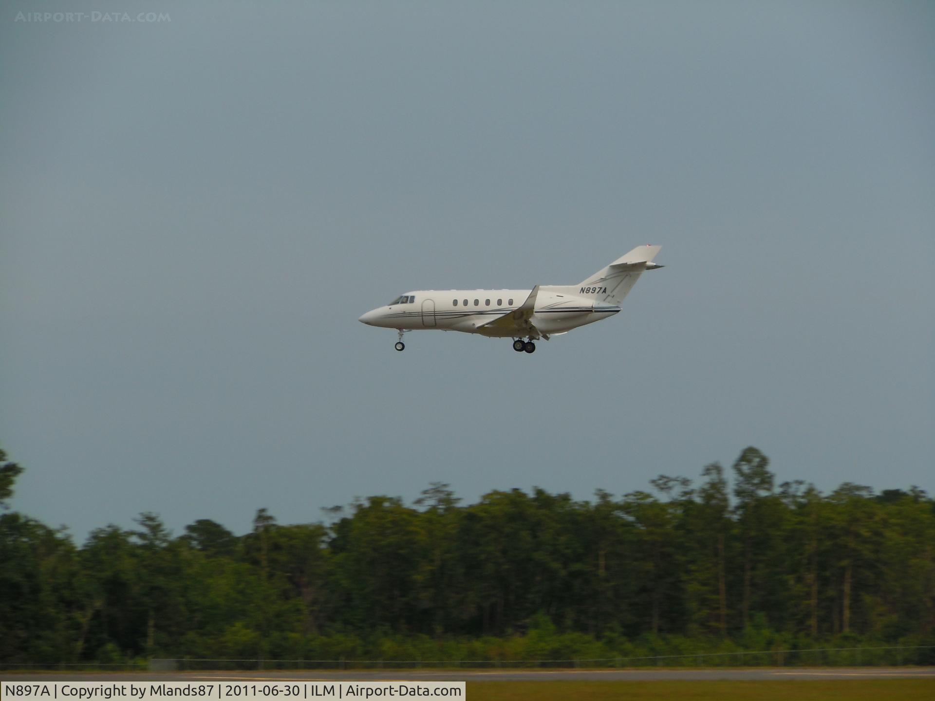 N897A, 1997 Raytheon Hawker 800XP C/N 258326, On short final for RWY 24