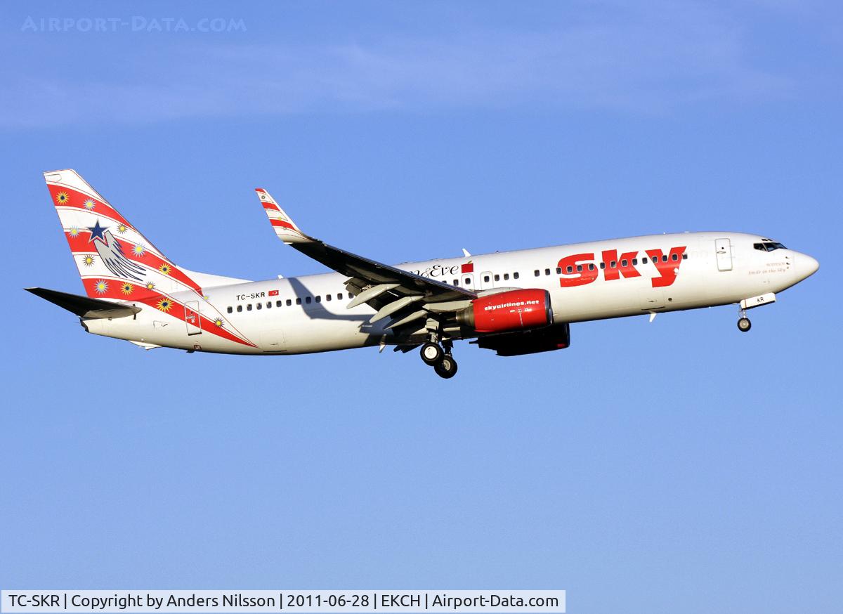TC-SKR, 2001 Boeing 737-83N C/N 32576, On final approach for 22L.