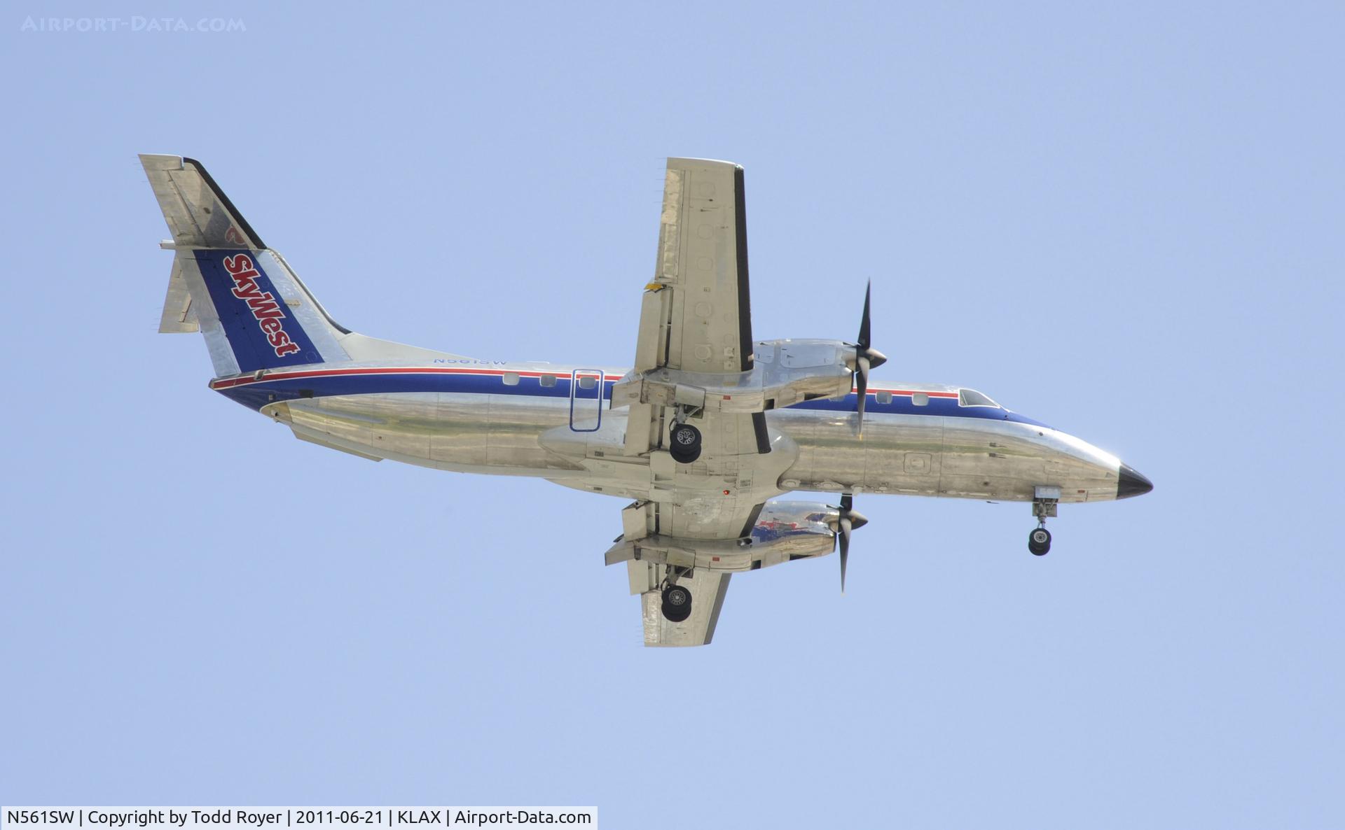 N561SW, 1998 Embraer EMB-120 Brasilia C/N 120335, Landing at LAX