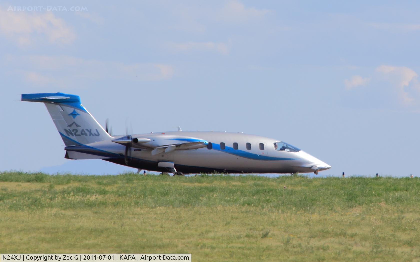 N24XJ, 2007 Piaggio P-180 Avanti II C/N 1149, Holding short of 17L.