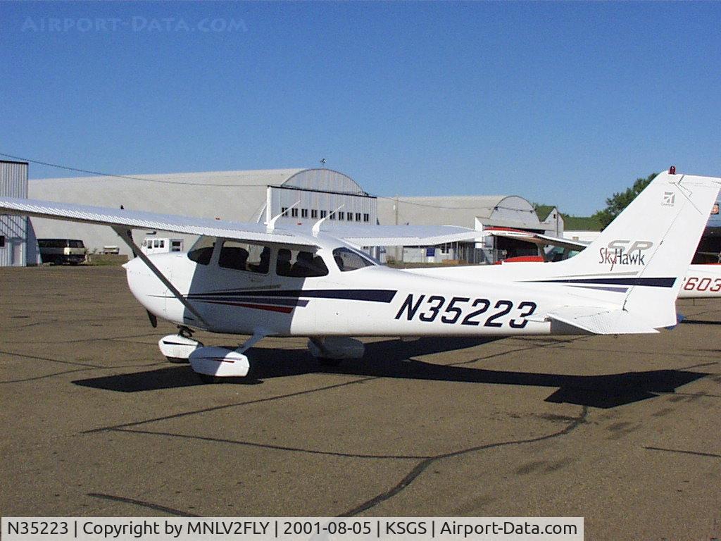 N35223, 2001 Cessna 172S Skyhawk SP C/N 172S8846, Flemming Field, South St. Paul, MN