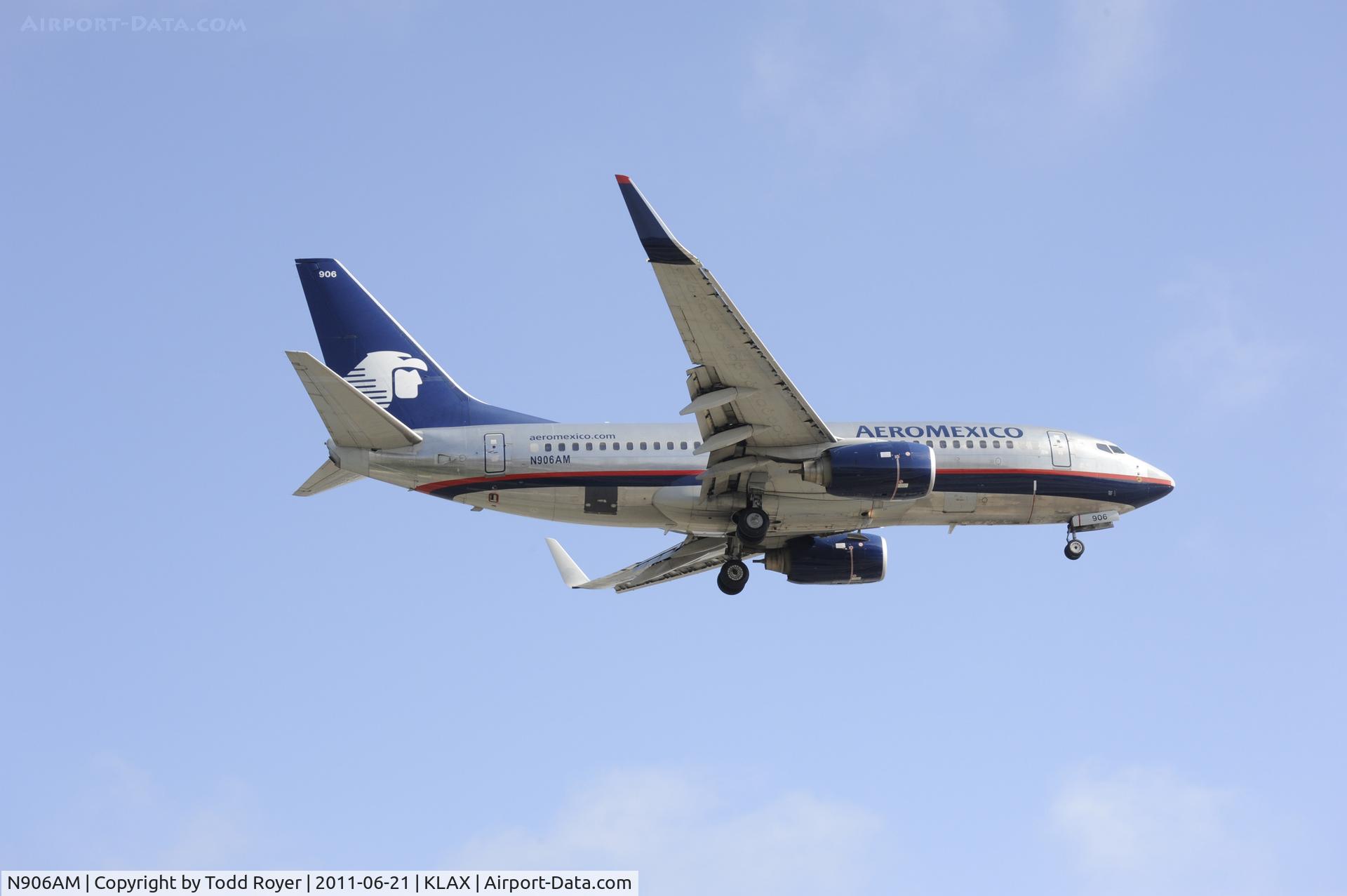 N906AM, 2004 Boeing 737-752 C/N 29356, Landing at LAX
