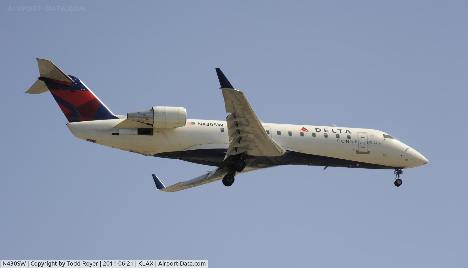 N430SW, 2001 Bombardier CRJ-200LR (CL-600-2B19) C/N 7523, Landing at LAX