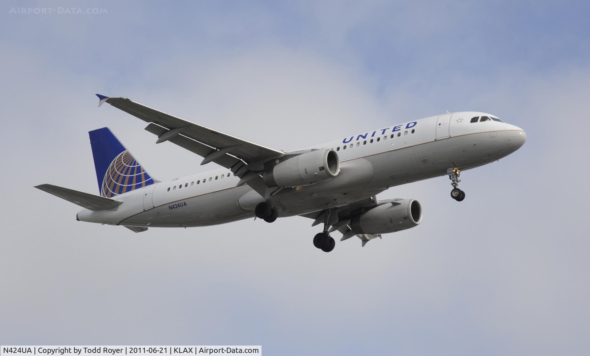 N424UA, 1995 Airbus A320-232 C/N 506, Landing at LAX