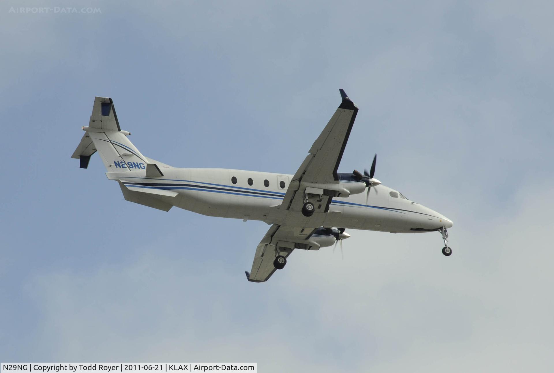 N29NG, 1997 Beech 1900D C/N UE-303, Landing at LAX