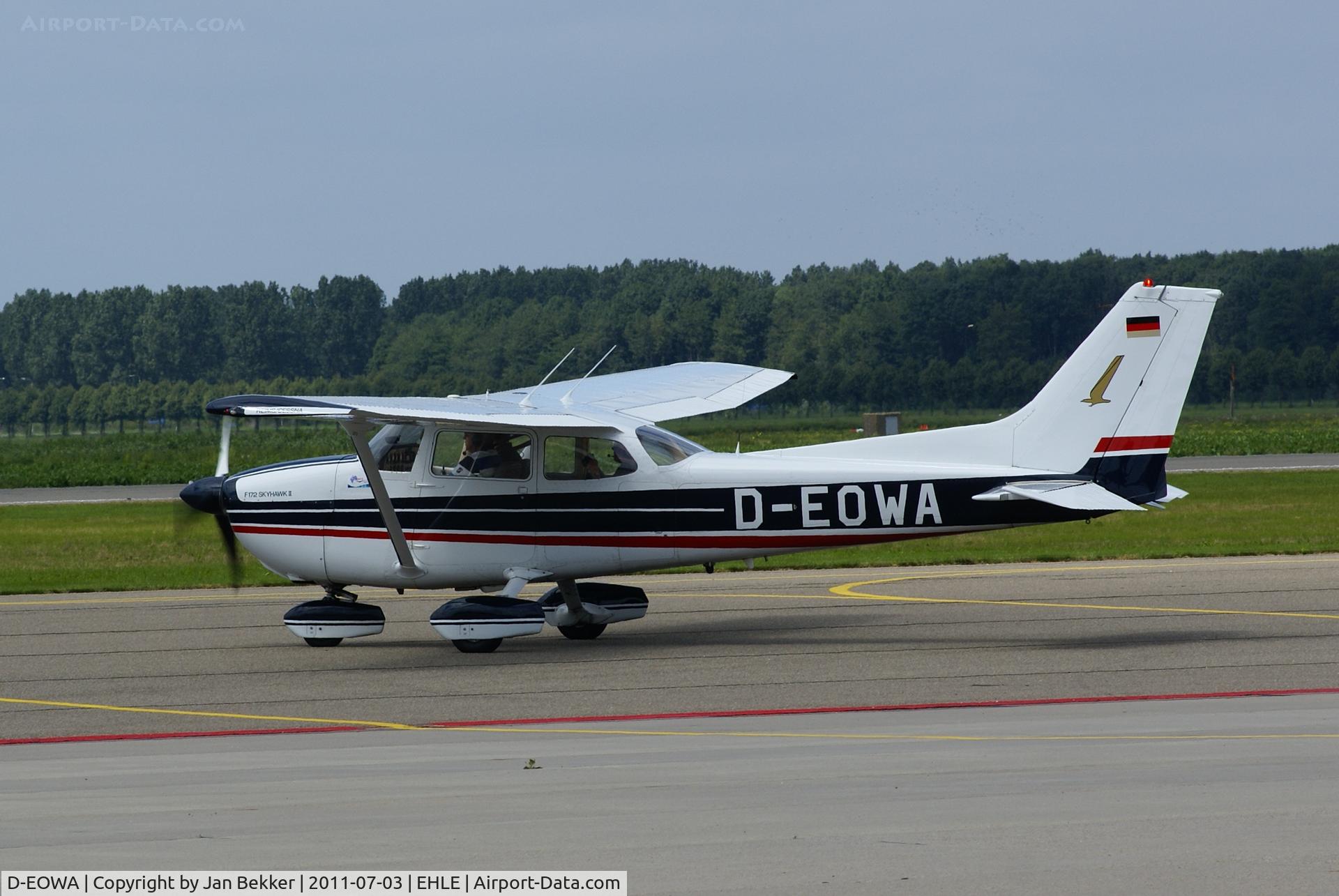 D-EOWA, Reims F172N II Skyhawk C/N 1724, Just leaving the airport