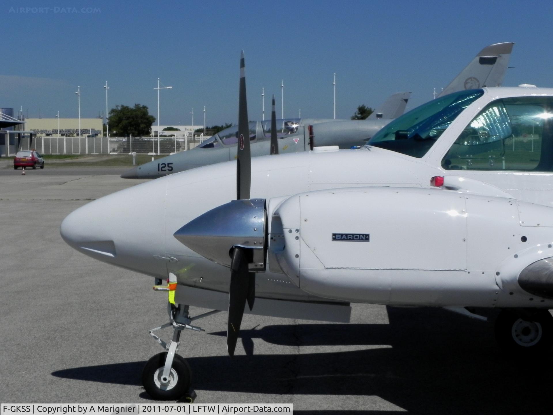 F-GKSS, 1971 Beech 58 Baron C/N TH-154, Looks all quiet, but the wind ('Mistral') was blowing at 35kt. Thankfully straight down the runway!