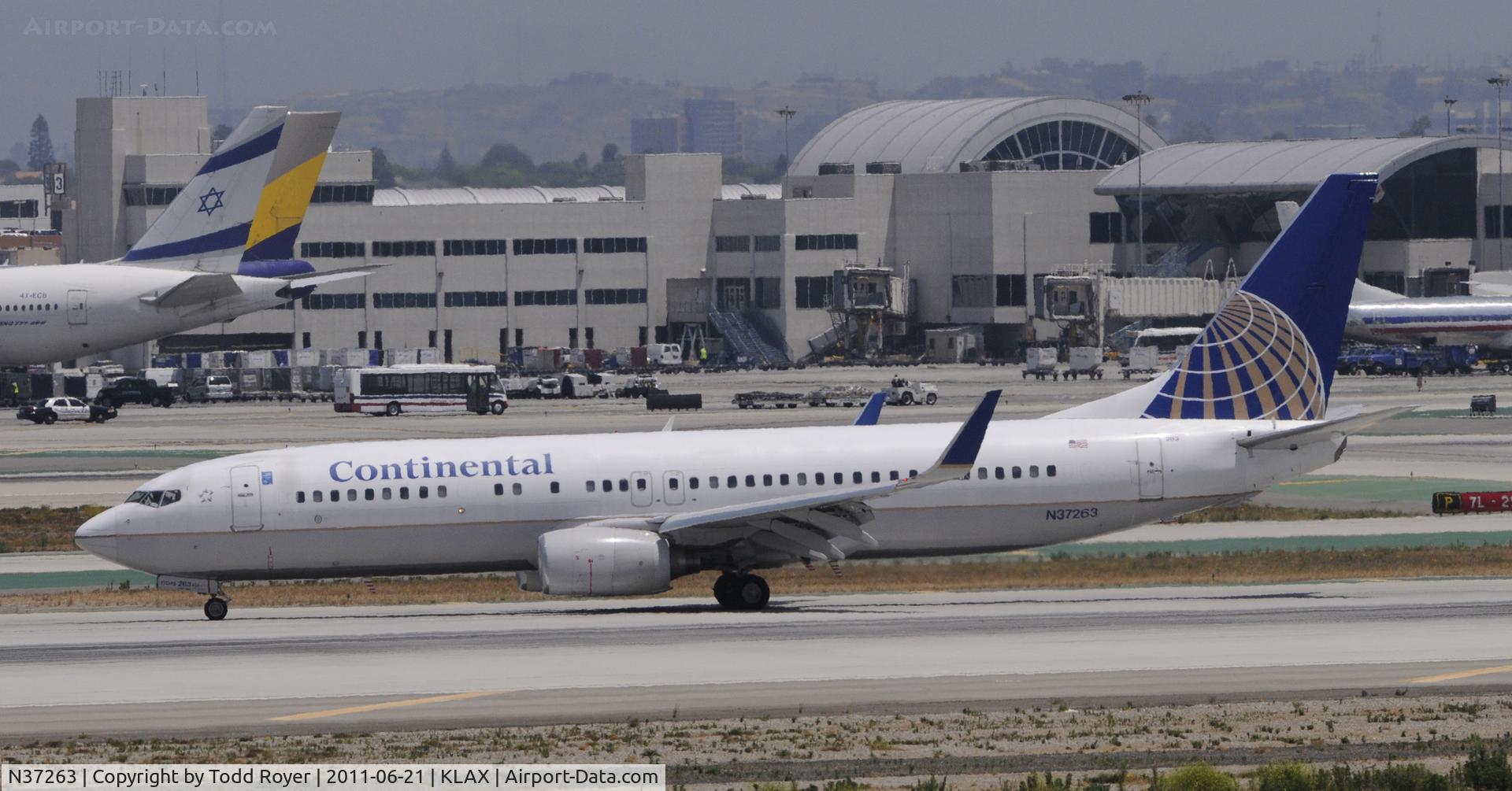 N37263, 2001 Boeing 737-824 C/N 31583, Arriving at LAX