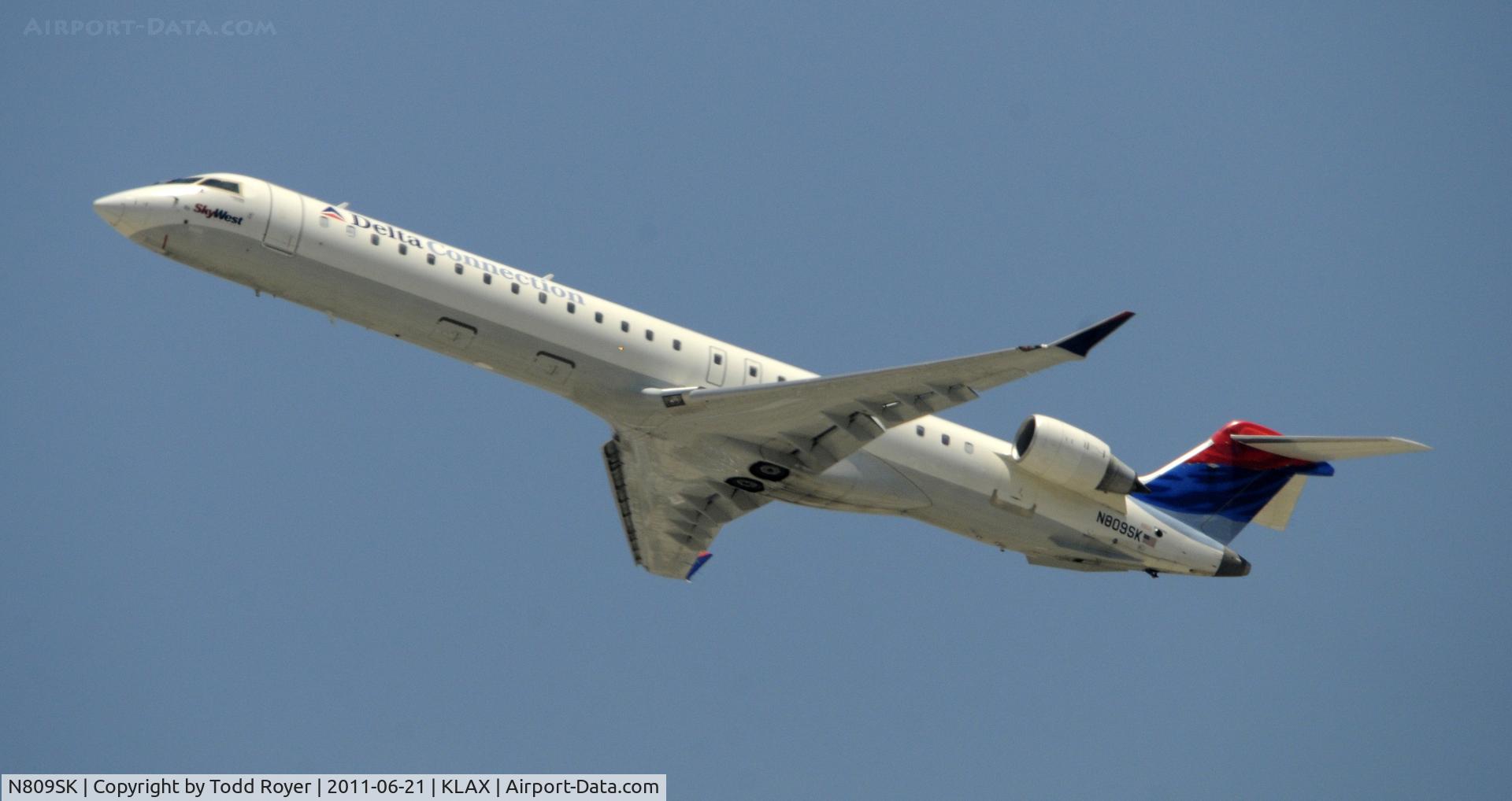 N809SK, 2006 Bombardier CRJ-900ER (CL-600-2D24) C/N 15086, Departing LAX