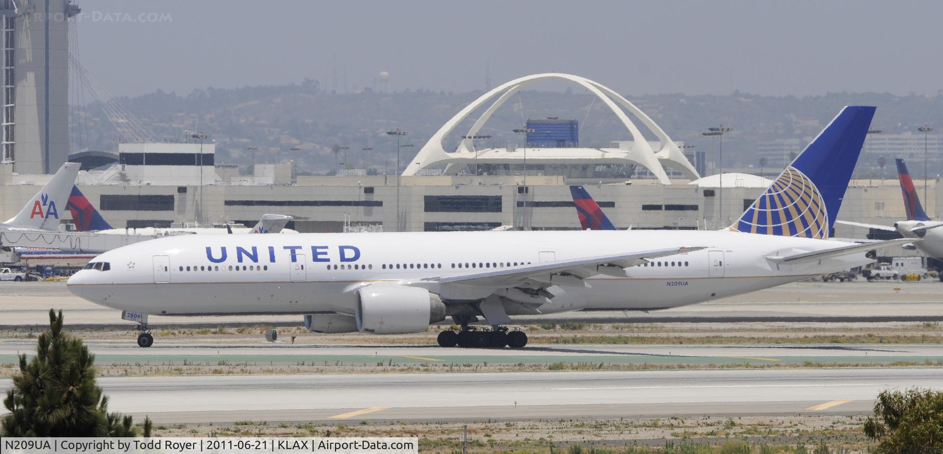 N209UA, 1999 Boeing 777-222 C/N 30215, Arriving at LAX