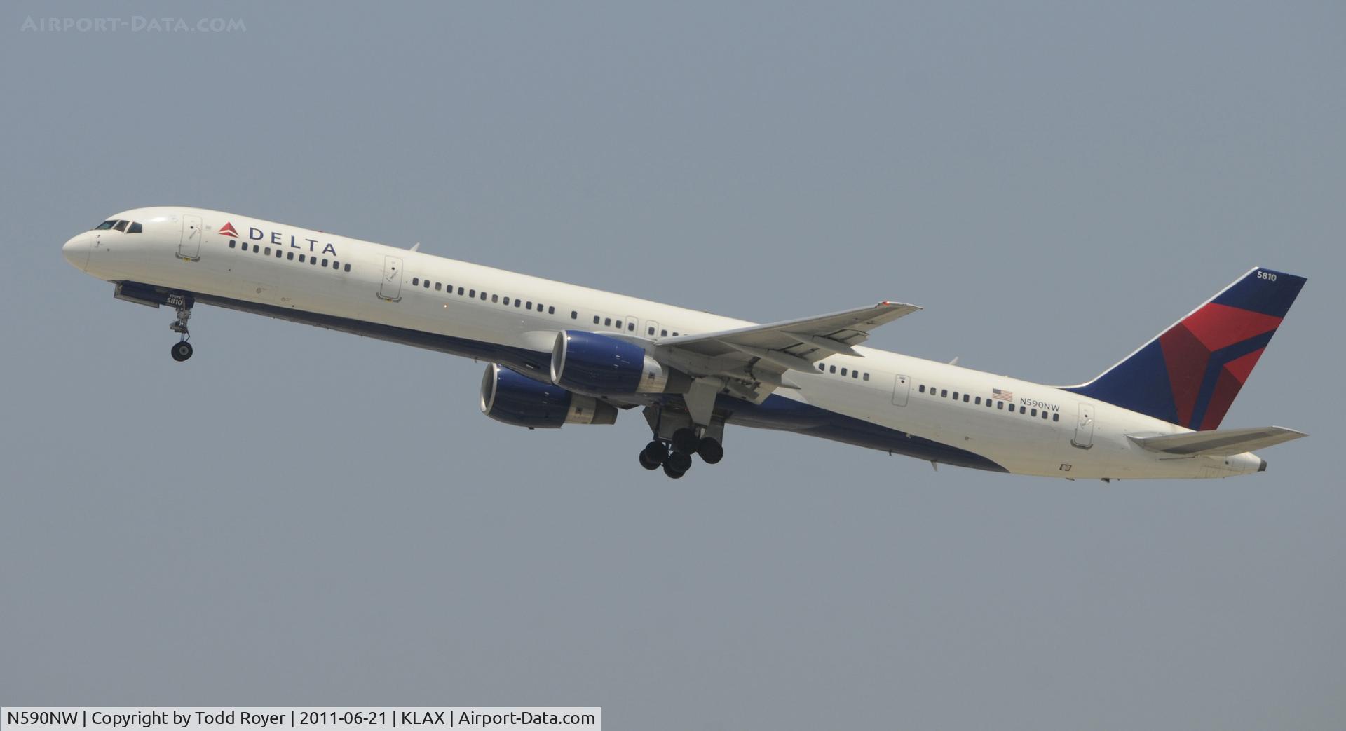 N590NW, 2003 Boeing 757-351 C/N 32990, Departing LAX