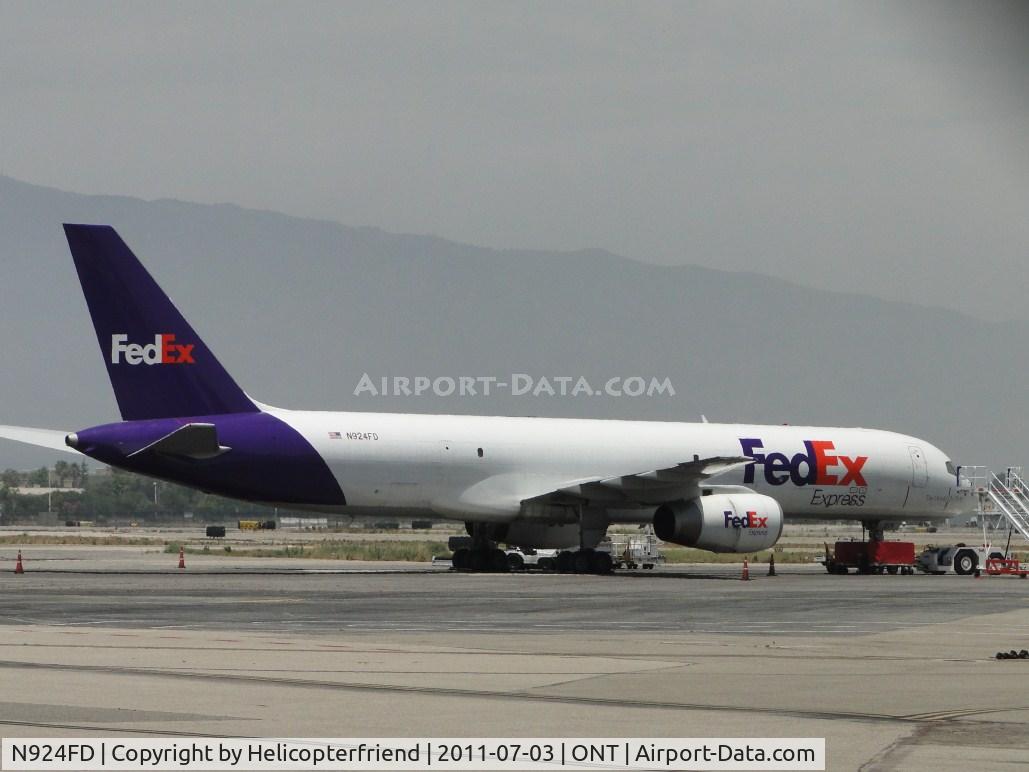 N924FD, 1993 Boeing 757-204 C/N 26267, Parked in the spare parking space waiting to be loaded