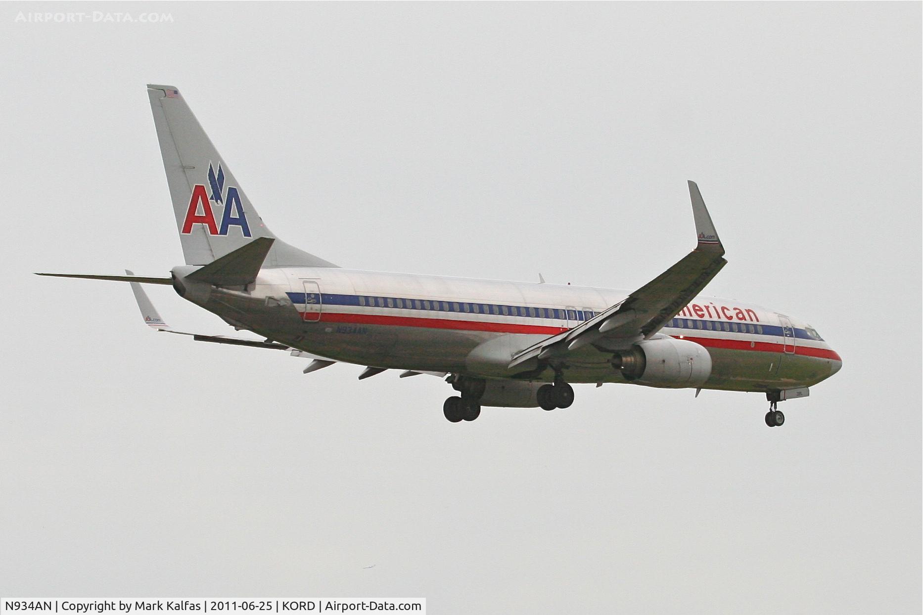 N934AN, 2000 Boeing 737-823 C/N 29531, American Airlines Boeing 737-823, AAL1760 arriving from Las Vegas, RWY 14R approach KORD.