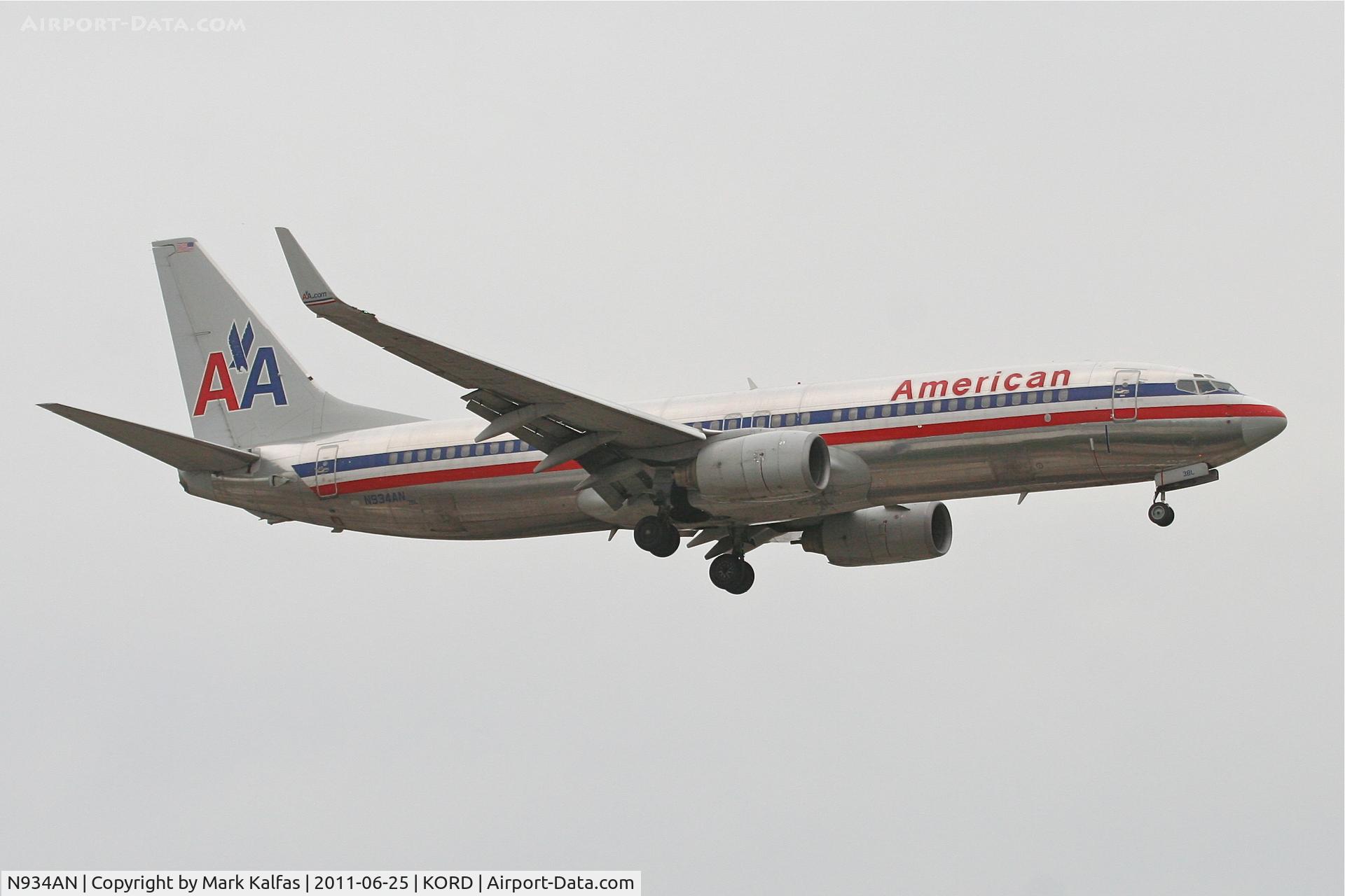 N934AN, 2000 Boeing 737-823 C/N 29531, American Airlines Boeing 737-823, AAL1760 arriving from Las Vegas, RWY 14R approach KORD.