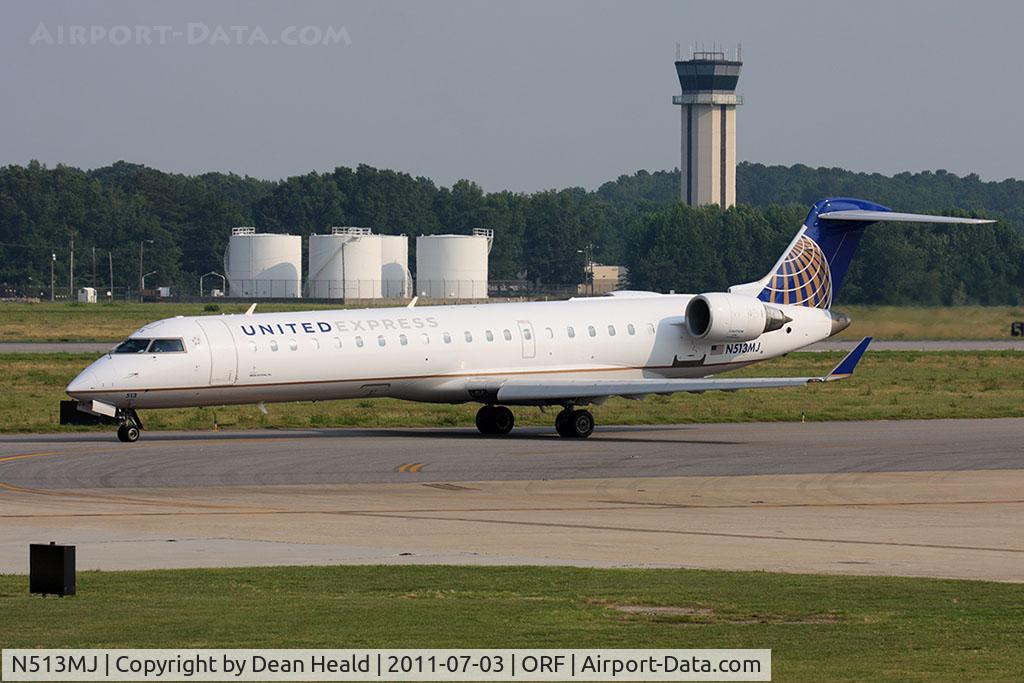 N513MJ, 2003 Bombardier CRJ-701 (CL-600-2C10) Regional Jet C/N 10111, United Express (Mesa Airlines) N513MJ in new United colors taxiing to RWY 23 for departure to Washington Dulles Int'l (KIAD) as ASH3725.